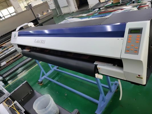 बैनर टीशर्ट के लिए उच्च बनाने की क्रिया टेक्सटाइल डिजिटल फ्लैटबेड इंकजेट प्रिंटर 1.85 मी