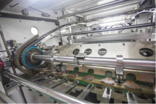 स्वचालित पन्नी स्टैम्पिंग और मरने काटने की मशीन 800X580MM 7000s / h