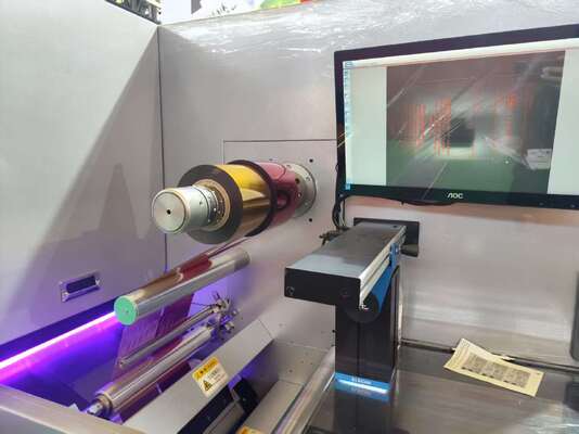 डिजिटल लेबल यूवी लेक प्रिंटिंग और फोइल स्टैम्पिंग मशीन