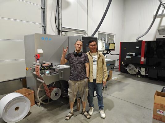 450 मिमी डिजिटल लेबल पोस्ट प्रेस वार्निश प्रिंटिंग कोल्ड स्टैम्पिंग मशीन