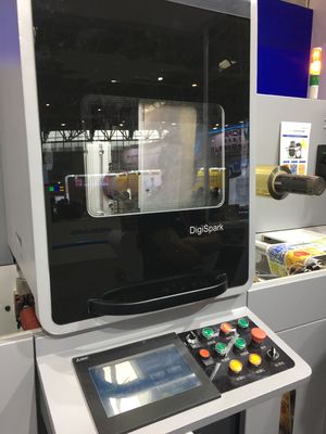 डिजिटल पन्नी मुद्रांकन लेबल बढ़ाने वाली मशीन आंशिक ग्लेज़िंग