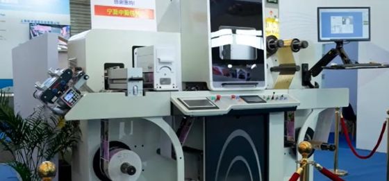 3डी शाइनिंग इफेक्ट के साथ डिजिटल फॉयल स्टैम्पिंग वार्निशिंग लेबल एन्हांसिंग मशीन