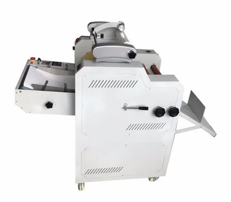 ट्रिमिंग कटर के साथ 25 मीटर / मिनट स्वचालित बांसुरी लैमिनेटर 3900W
